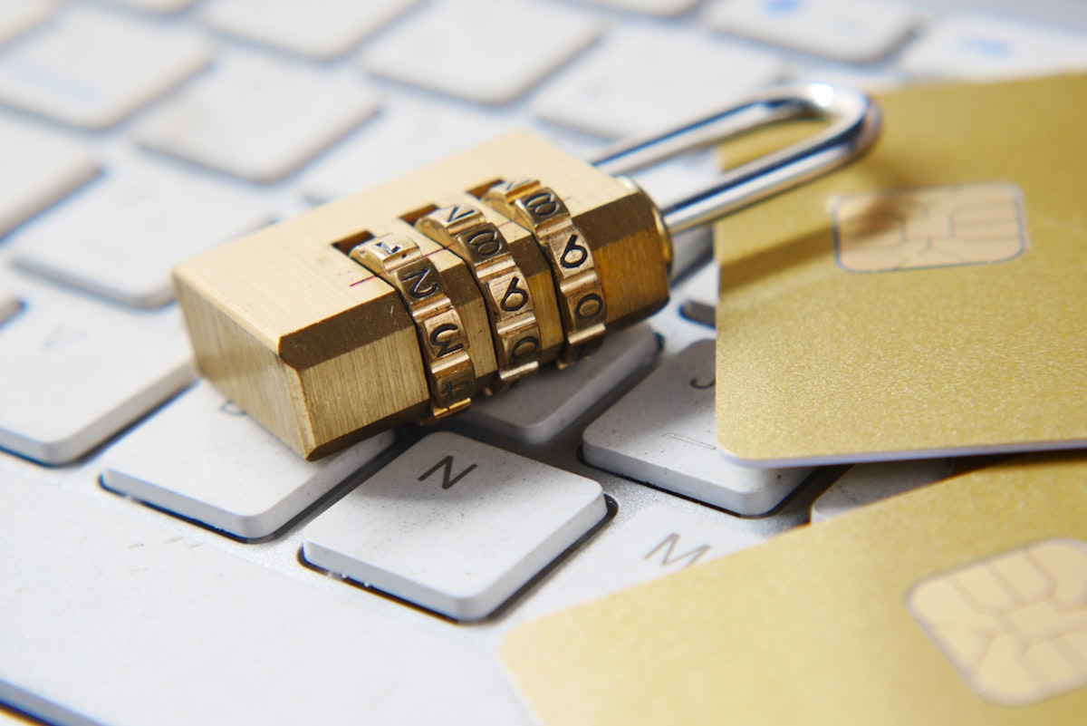 Cadenas doré sur clavier - sécurité des mots de passe